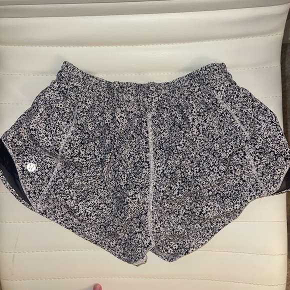 Lululelon hotty hot shorts (2” inseam), black and white daisy design , size 4 - Picture 1 of 4